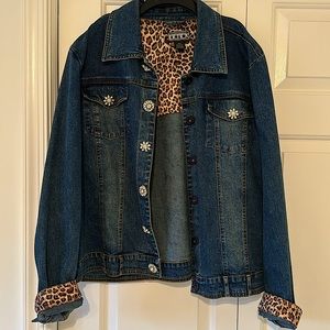 Dk blue denim w/ subtle dk gold stitching.  Leopard detail. Faux dec buttons
